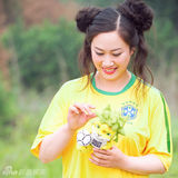 幻灯图：芙蓉姐姐穿巴西队服 捧大力神杯拍写真