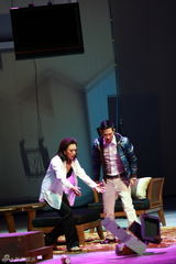 高清图：《陪我看电视》北京首演 呈现内地变迁