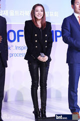 组图：2NE1出席为电子产品站台甜美亲和