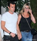 组图：安妮斯顿豪宅开派对 庆未婚夫42岁生日