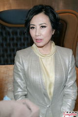 组图：汪明荃代言家居品牌不知丈夫肖像被恶搞