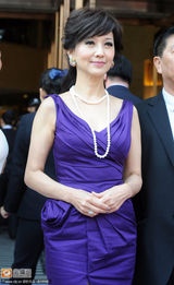 组图：59岁赵雅芝珠光宝气亮相 低胸裙风韵犹存