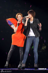 高清图：郑秀文个唱第五场与梁咏琪激情热吻