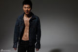组图：张哲人型男写真 大秀完美身材