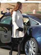 组图：凯特探访儿童慈善机构 获赠可爱毛绒玩具