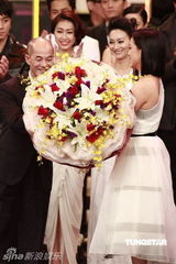 高清组图：邓萃雯如愿问鼎视后 化身白衣淑女