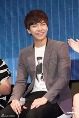 组图：韩星李升基赴台会粉丝 自曝爱台湾美食