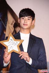 高清组图：金秀贤台湾会粉丝 帅气亮相讲台语