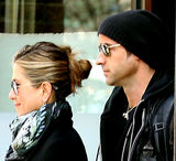 组图：安妮斯顿和小男友感情稳定一同现身酒店