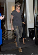 组图：贝克汉姆狗仔前护妻 紧牵维多利亚不松手