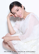 组图：刘思彤纯美白裙淑女写真时尚青春显气质