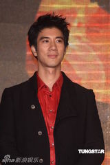 组图：王力宏为小巨蛋个唱造势 为武术表演勤健身