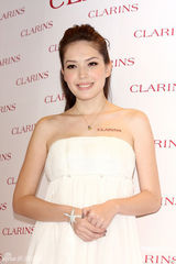 组图：许玮宁低胸连衣裙亮相 称相信阮经天说词