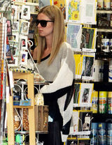 高清组图：妮基-希尔顿街拍 宽松毛衣搭配皮裤