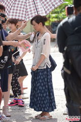 组图：刘心悠秀事业线开工 彭顺探班给执导意见