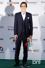 组图：韩孝珠玉泽演等众星亮相釜山电影节蓝毯