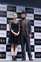 高清图：韩星宋康昊李娜英新片《howling》宣传