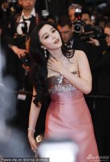 组图：范冰冰亮相红毯 粉色拖地长裙甜美高贵