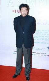 组图：《桃姐》首映式主创亮相 众星登台助阵