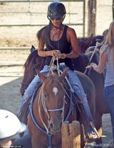 组图：小贝一家骑马出游 辣妹变身酷帅女骑士