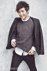 组图：李炜英伦风写真曝光 卖萌抓乱头发