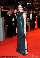 组图：女星缇娜-齐摩曼亮相红毯亲切微笑