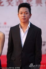 组图：潘粤明携靓丽女伴亮相百花红毯