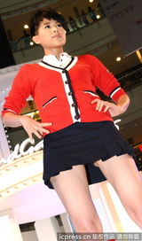 组图：胡杏儿走秀不慎露黑内裤 遭郑嘉颖偷瞄