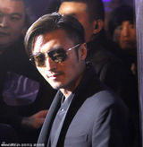 组图：谢霆锋上海开酒吧引围观 兴致勃勃看洋妞