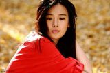 组图：周显欣最新写真火红造型上演秋天童话