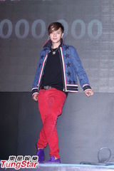 组图：罗志祥狂练“铁链舞” 为演唱会只吃营养餐