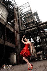 组图：叶璇性感秀事业线 刚柔并济演绎《钢魂》