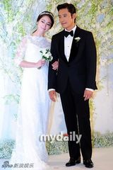 组图：李秉宪李敏贞携手出席婚礼新闻发布会