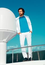 组图：阿什顿-库彻拥半裸超模海滩魅惑大片