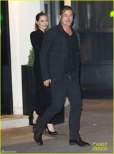 组图：皮特为茱莉庆生共进餐 全黑打扮恩爱牵手