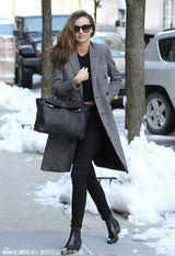 组图：米兰达可儿灰呢大衣出街 微露小腹秀身材