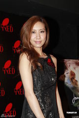 组图：吴雨霏为新歌祝捷 称cookies重组有难度