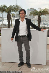 金摄影机奖评审团记者会 主席盖尔-加西亚帅气亮相