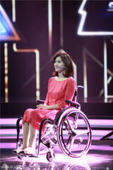 组图：《演说家》乐嘉拥吻清纯女大学生