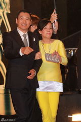 高清图：周润发携夫人现身红毯 司仪打趣贵人出门