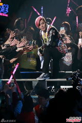 组图：罗志祥香港开唱 谭咏麟相挺当和事佬