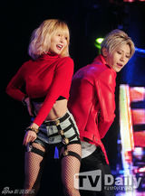 组图：韩星贤胜泫雅台上热吻互摸缠绵19禁