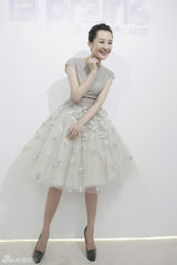 组图：许晴真空装性感出位 小辫头俏皮动人