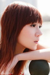 组图：黄馨可街拍组图曝光 多彩夏日清凉迷人