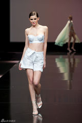 组图：内衣名模马达丽娜-皮卡为内衣走秀