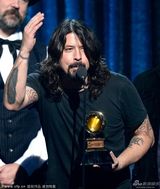 组图：《Cut Me Some Slack》获最佳摇滚歌曲