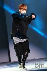 组图：EXO出席时装周开幕 携女模走秀帅气十足