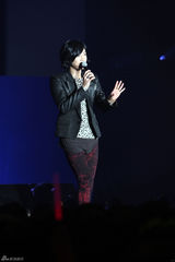 高清组图：张根锡首尔会粉丝 展歌喉秀舞技气氛热烈