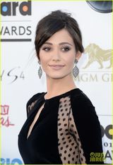 组图：女演员艾米罗森波点透视裙秀美背