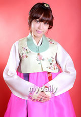 组图：韩星姜艺苑穿韩服拍写真 为粉丝送新年祝福